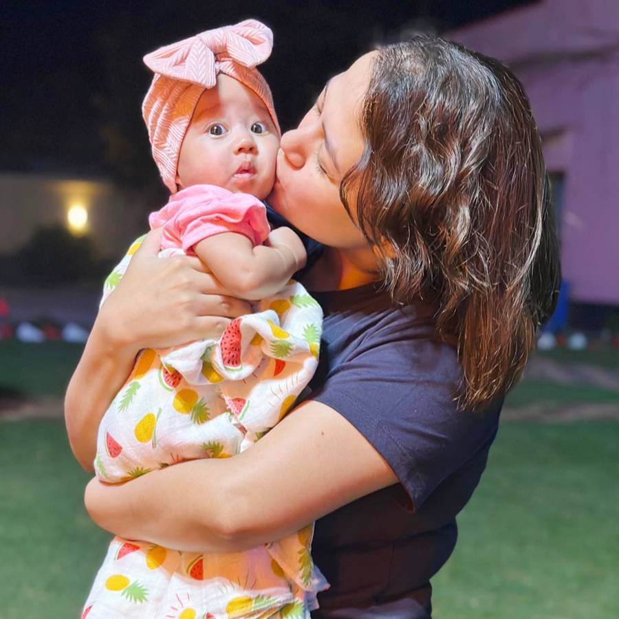 Ahona Dutta Doing Shooting With Newborn Daughter Meera dgtl