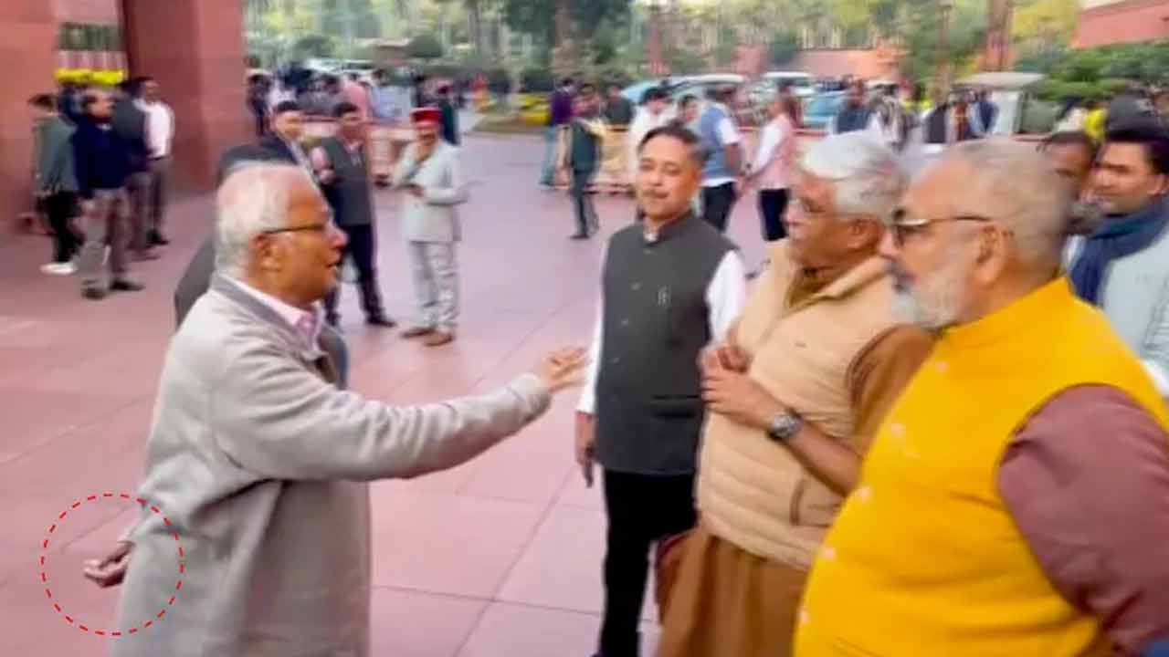 সংসদ চত্বরে সিগারেট হাতে সাংসদ সৌগত রায়। পাশে বিজেপি সাংসদেরা।