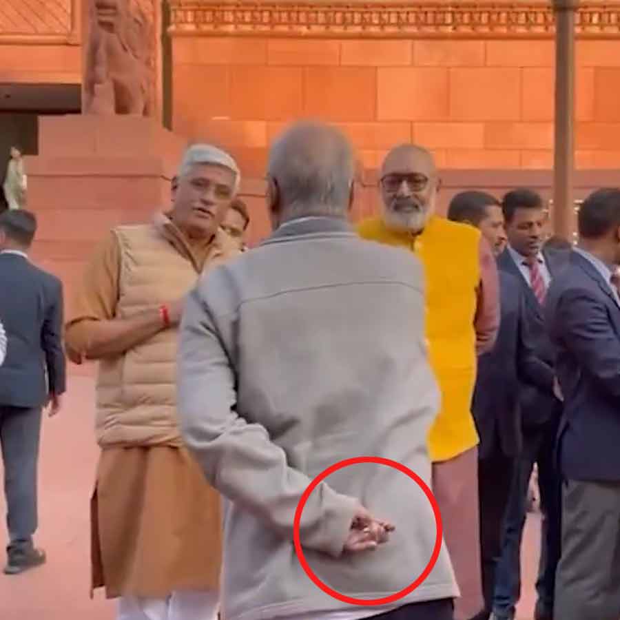 সংসদ চত্বরে ধূমপানের সময় বিজেপি সাংসদদের সঙ্গে বচসায় জড়িয়ে পড়লেন তৃণমূলের এক সাংসদ।