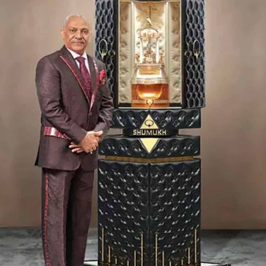 All need to know about Shumukh, the costliest perfume in the world, it’s bottle has more than 3500 diamond in it