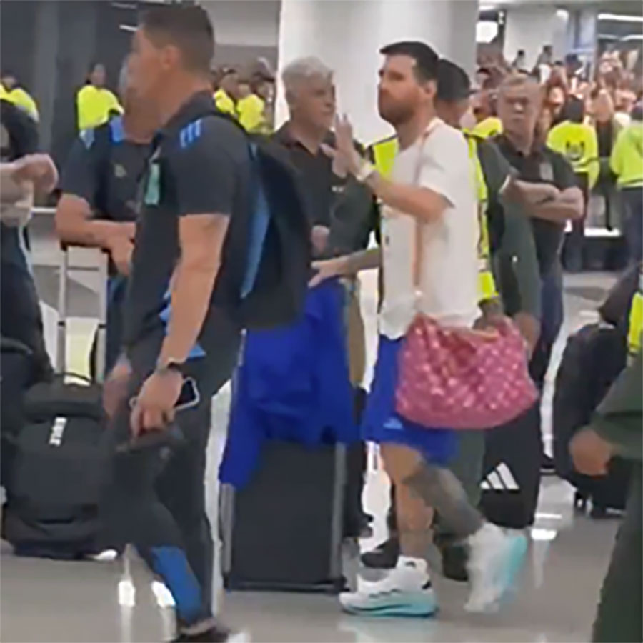 কলকাতা বিমানবন্দরে লিয়োনেল মেসি। শুক্রবার মধ্যরাতে।