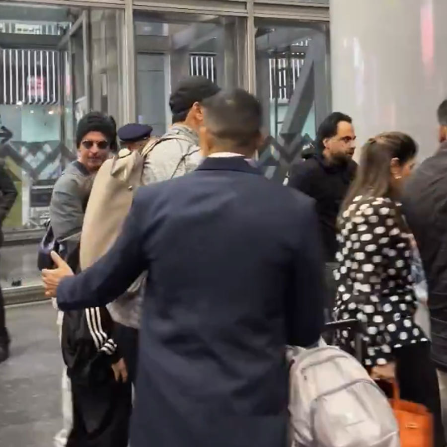 কলকাতা বিমানবন্দরের একটি গেট থেকে বাইরে বেরোচ্ছেন শাহরুখ খান। 