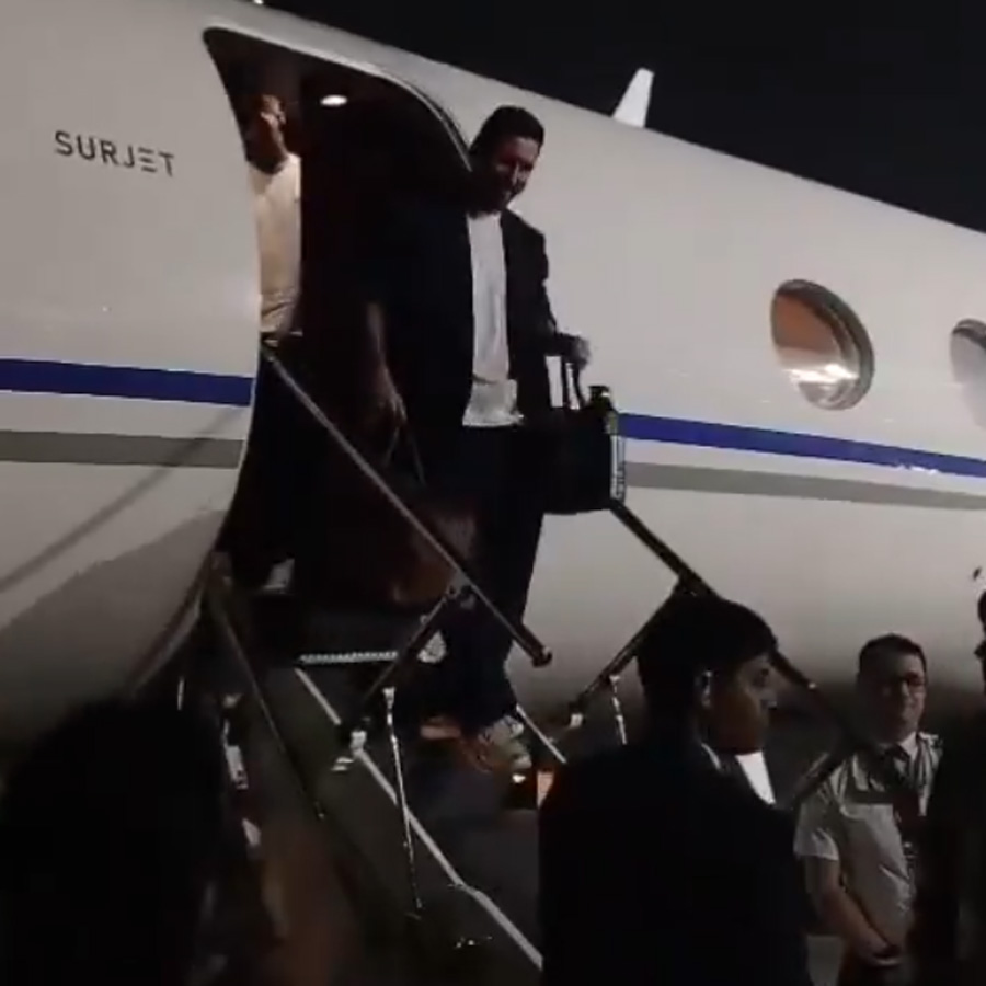 বিমান থেকে নামলেন লিয়োনেল মেসি। শুক্রবার মধ্যরাতে।