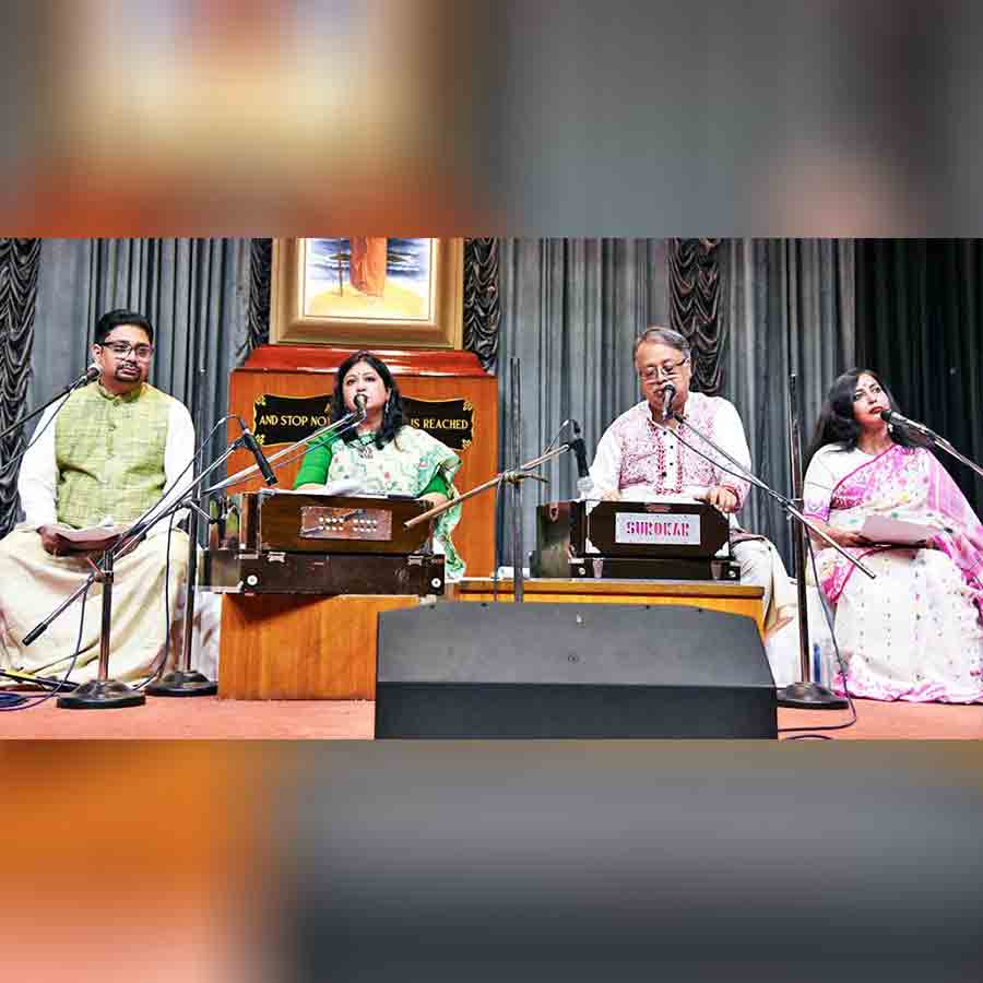 মঞ্চে শিল্পীবৃন্দ।