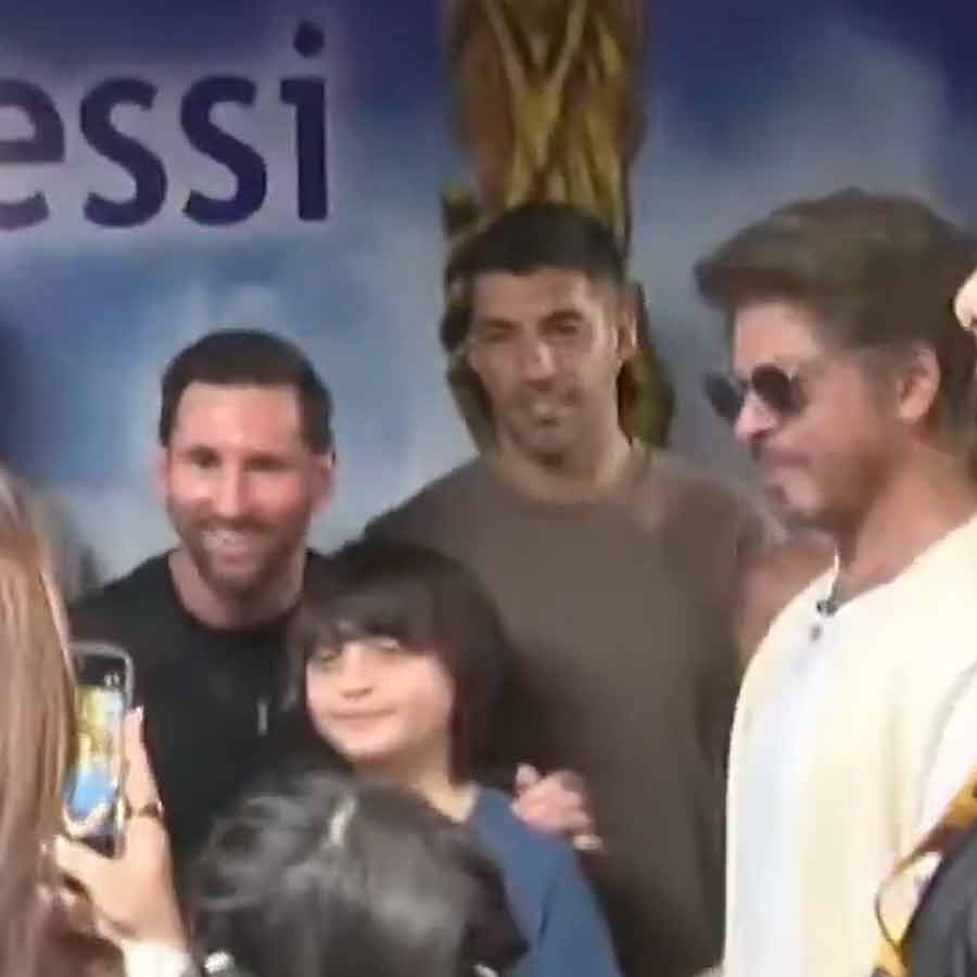 (বাঁ দিক থেকে) লিয়োনেল মেসি, লুইস সুয়ারেজ এবং শাহরুখ খান।