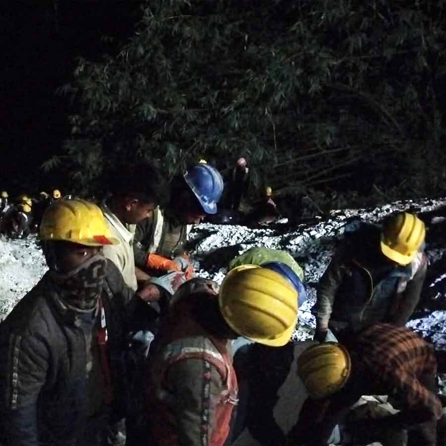 শুক্রবার রাতে কালিম্পঙের রিয়াংয়ে দুর্ঘটনাগ্রস্ত গাড়ি থেকে বার করা হচ্ছে আহতদের।