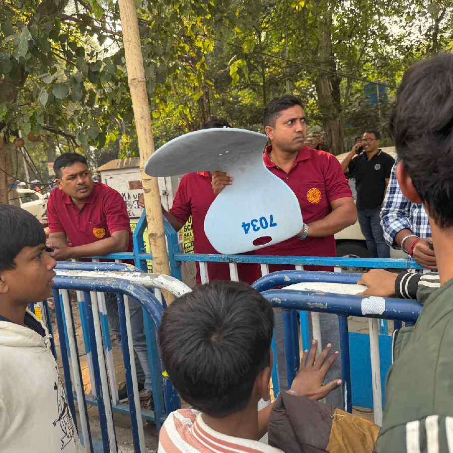 স্টেডিয়ামের বাইরে চলে এসেছে গ্যালারির চেয়ার।
