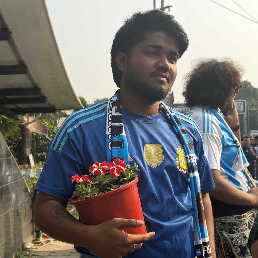 যুবভারতীর গাছের টব নিয়ে বাড়ির পথে এক মেসিপ্রেমী।