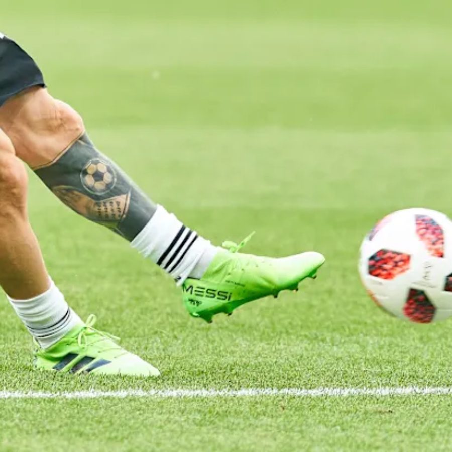 এখন যা রয়েছে মেসির বাঁ পায়ে।