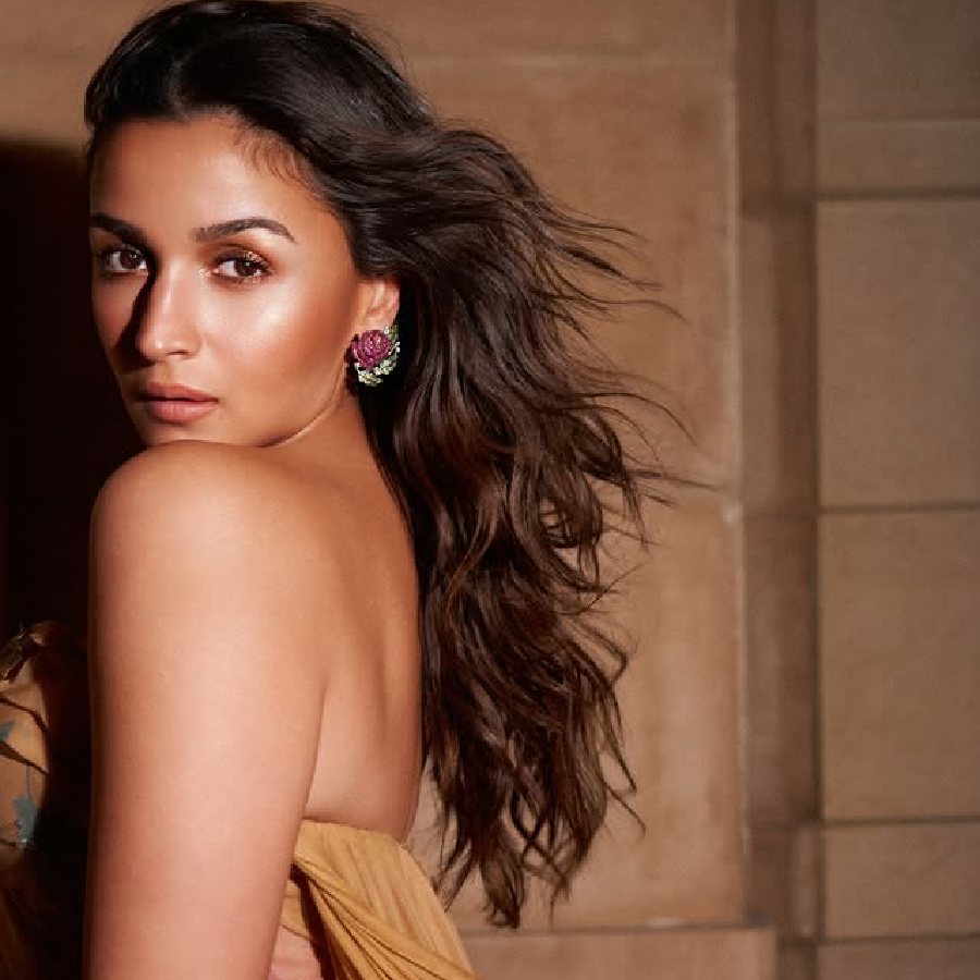 পরিপাট্যের অভাবেও চুল সুন্দর লাগে। অভিনেত্রী আলিয়া ভট্ট।