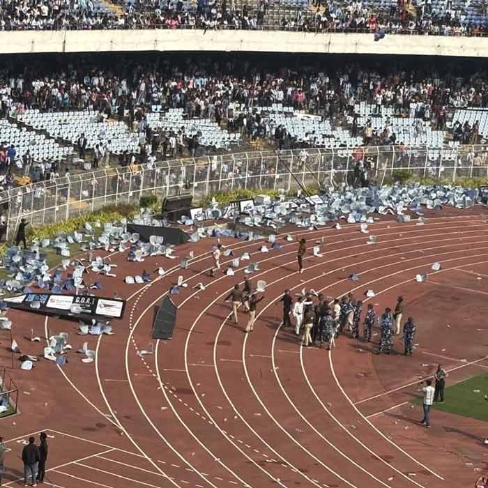 গ্যালারি থেকে উড়ে আসছে ভাঙা চেয়ার। শনিবার যুবভারতীতে।