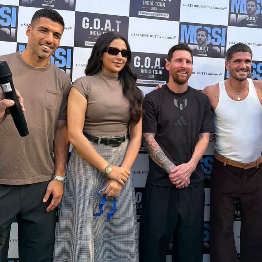 লিয়োনেল মেসি, লুইস সুয়ারেজ়দের সঙ্গে শুভশ্রী গঙ্গোপাধ্যায়।