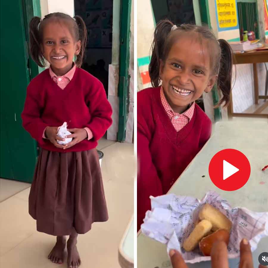 Video of little student giving surprise to her teacher in Uttar Pradesh goes viral dgtl