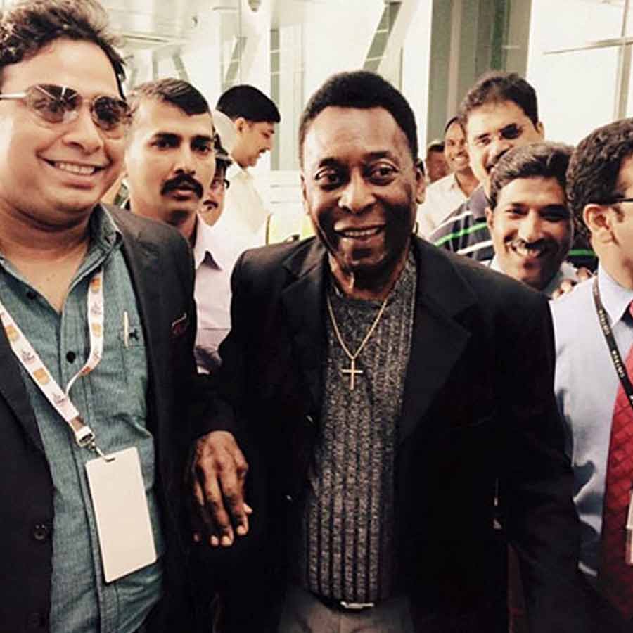 পেলের সঙ্গে শতদ্রু (বাঁ দিকে)।