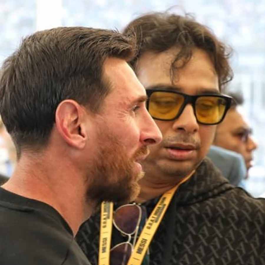 মেসির সঙ্গে শতদ্রু (ডান দিকে)।