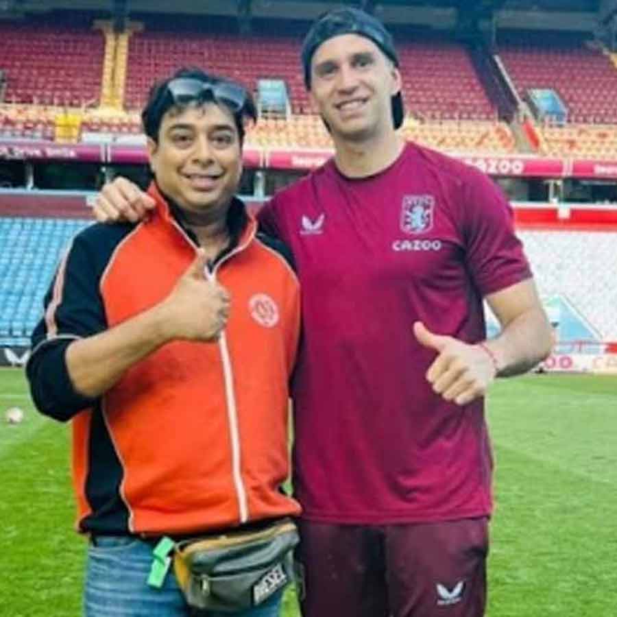 মার্তিনেসের সঙ্গে শতদ্রু (বাঁ দিকে)।