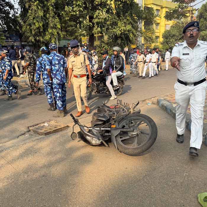 কোথাও রাস্তায় পড়ে রয়েছে মোটরবাইক।
