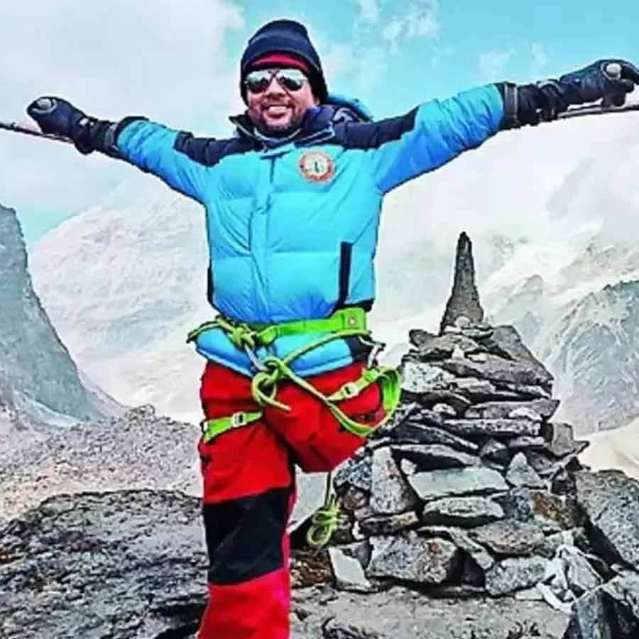 পর্বতশৃঙ্গ জয়ের পর উদয়।