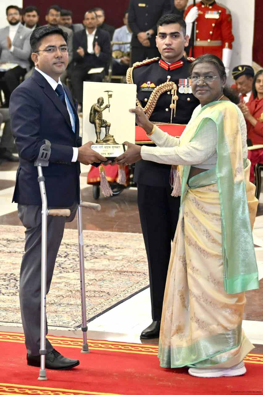 রাষ্ট্রপতি দ্রৌপদী মুর্মুর হাত থেকে পুরস্কার নিচ্ছেন (বাঁ দিকে) উদয় কুমার।