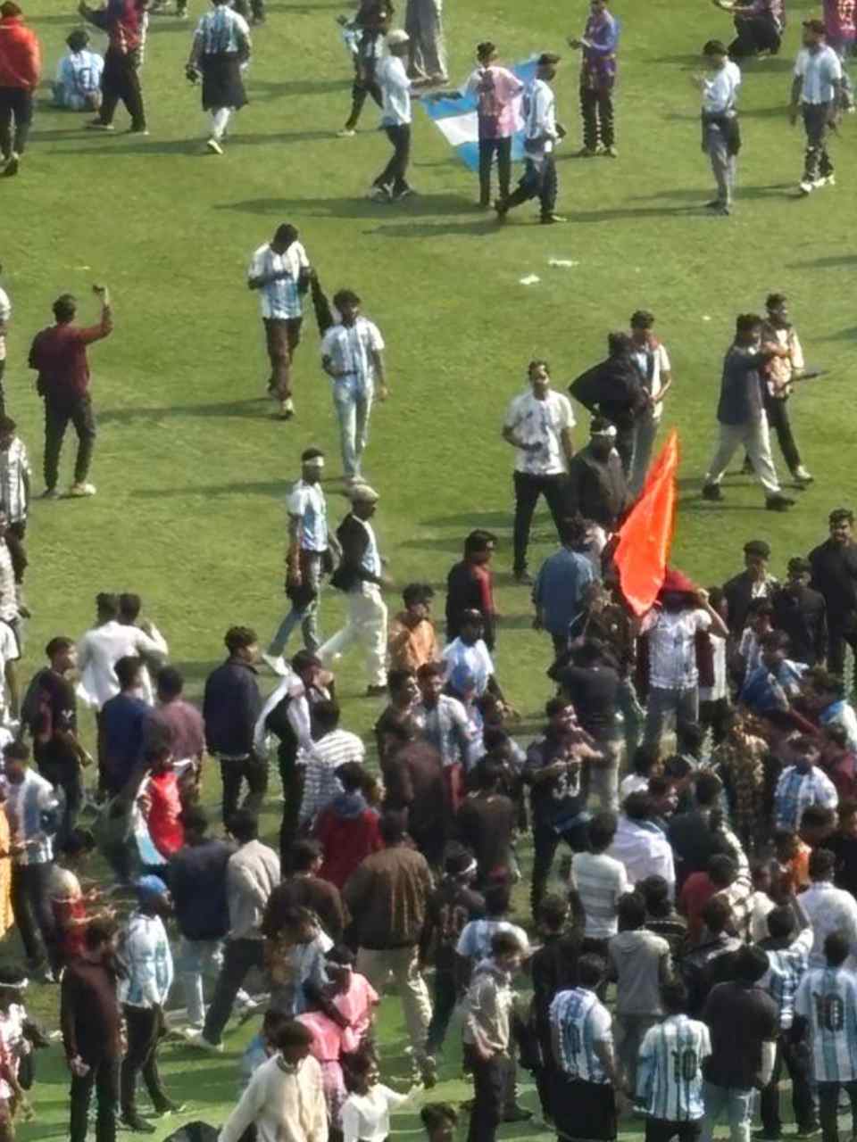 গেরুয়া পতাকা হাতে মাঠে ঢুকে পড়েন দুই যুবক।