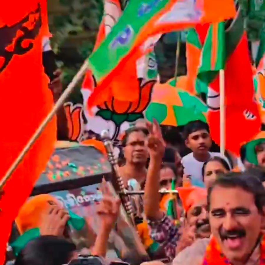 তিরুঅনন্তপুরমে জয়ের পরে বিজেপি কর্মী - সমর্থকদের উল্লাস।