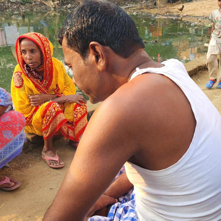 প্রহৃত প্যাটিস বিক্রেতা। আরামবাগে  পূর্ব কেশবপুরে।