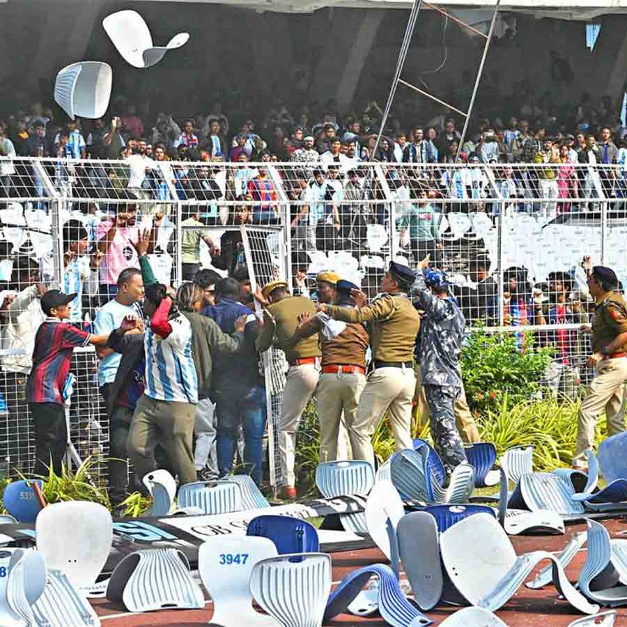 জনরোষ: যুবভারতী ক্রীড়াঙ্গনে লিয়োনেল মেসিকে ভাল করে দেখতে না পাওয়ার ক্ষোভে তুমুল বিশৃঙ্খলা, ভাঙচুর দর্শকদের।