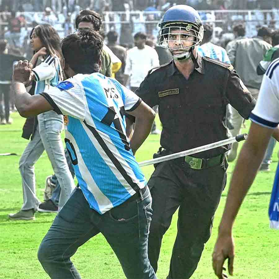 দর্শকদের উপরে লাঠি চালান নিরাপত্তারক্ষীরা (ডান দিকে)। শনিবার। 