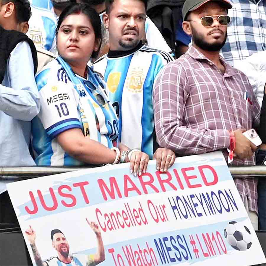 স্বপ্নভঙ্গ: কেউ মধুচন্দ্রিমা বাতিল করে এসেছিলেন মেসি-দর্শনে। তাঁকে দেখতে না পেয়ে হতাশ তাঁরা।