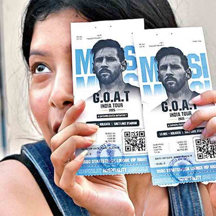 কেউ ভিআইপি টিকিট কেটে এসেছিলেন মেসি-দর্শনে।