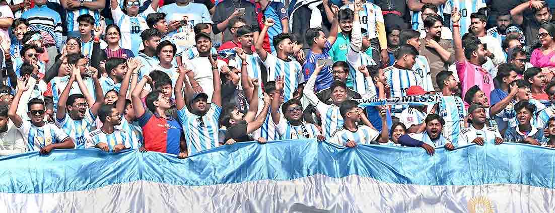 উন্মাদনা: তখনও শুরু হয়নি গোলমাল। যুবভারতী ক্রীড়াঙ্গনে উৎসাহী দর্শকেরা। 