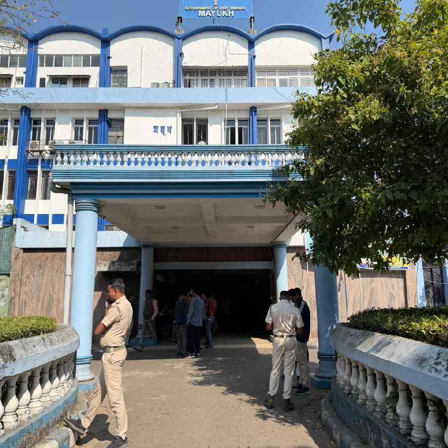 বিধাননগর মহকুমা আদালতের সামনে নিরাপত্তা বৃদ্ধি করা হয়েছে।