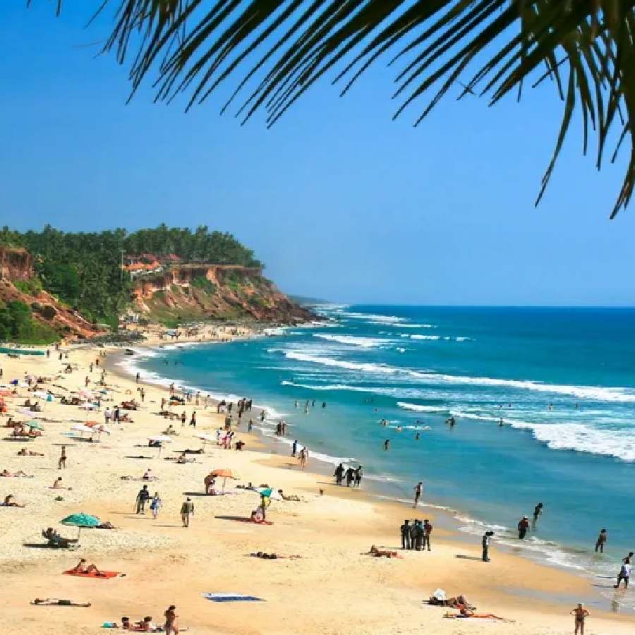 কেরলে রয়েছে ভারকালা সৈকত।