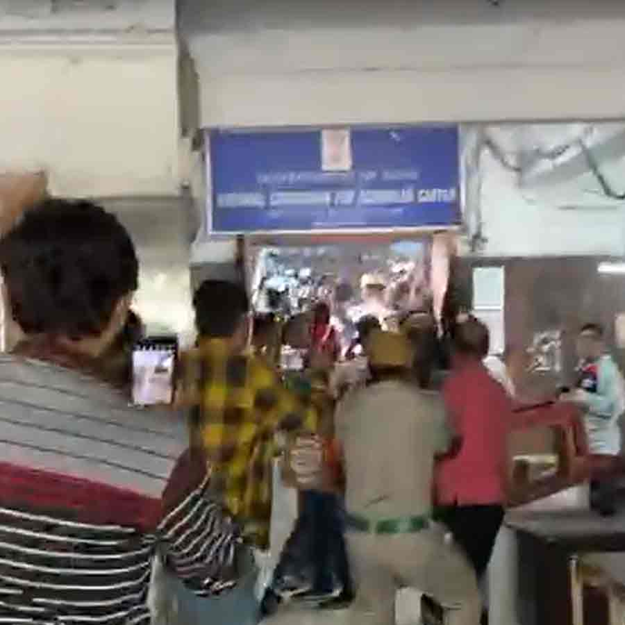 আদালত চত্বরে বিক্ষোভ।