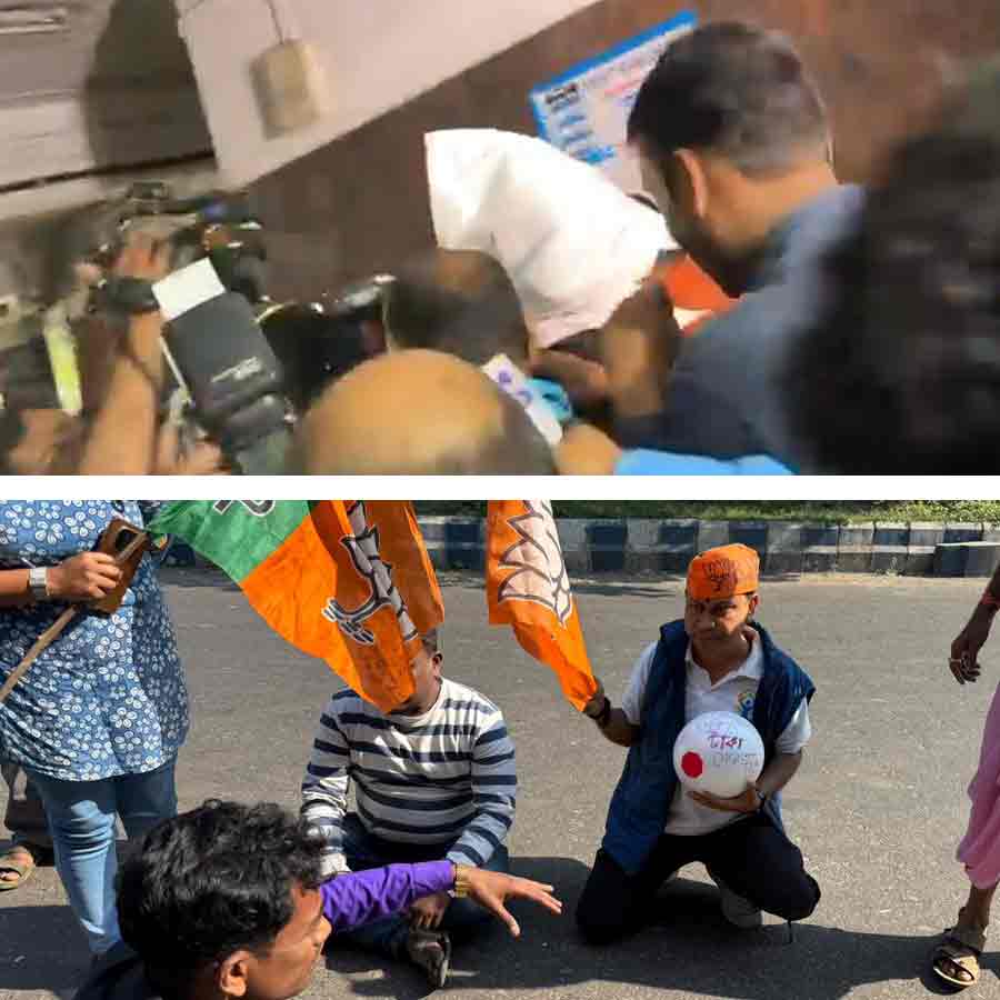 বিধাননগর মহকুমা আদালতের সামনে শতদ্রু দত্তকে ঘিরে বিক্ষোভ। রবিবার।