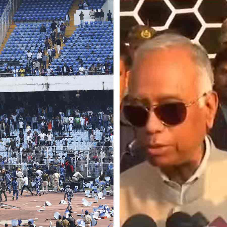 (বাঁ দিকে) শনিবার লিয়োনেল মেসির সফরের সময়ে যুবভারতী ক্রীড়াঙ্গনে জনতার ভাঙচুর এবং অবসরপ্রাপ্ত বিচারপতি অসীমকুমার রায় (ডান দিকে)।