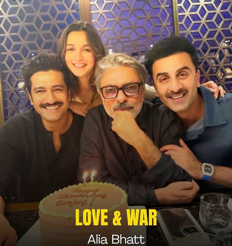 ‘লাভ অ্যান্ড ওয়র’-এ ভিকি কৌশল, আলিয়া ভট্ট, সঞ্জয় লীলা ভন্সালী, রণবীর কপূর।