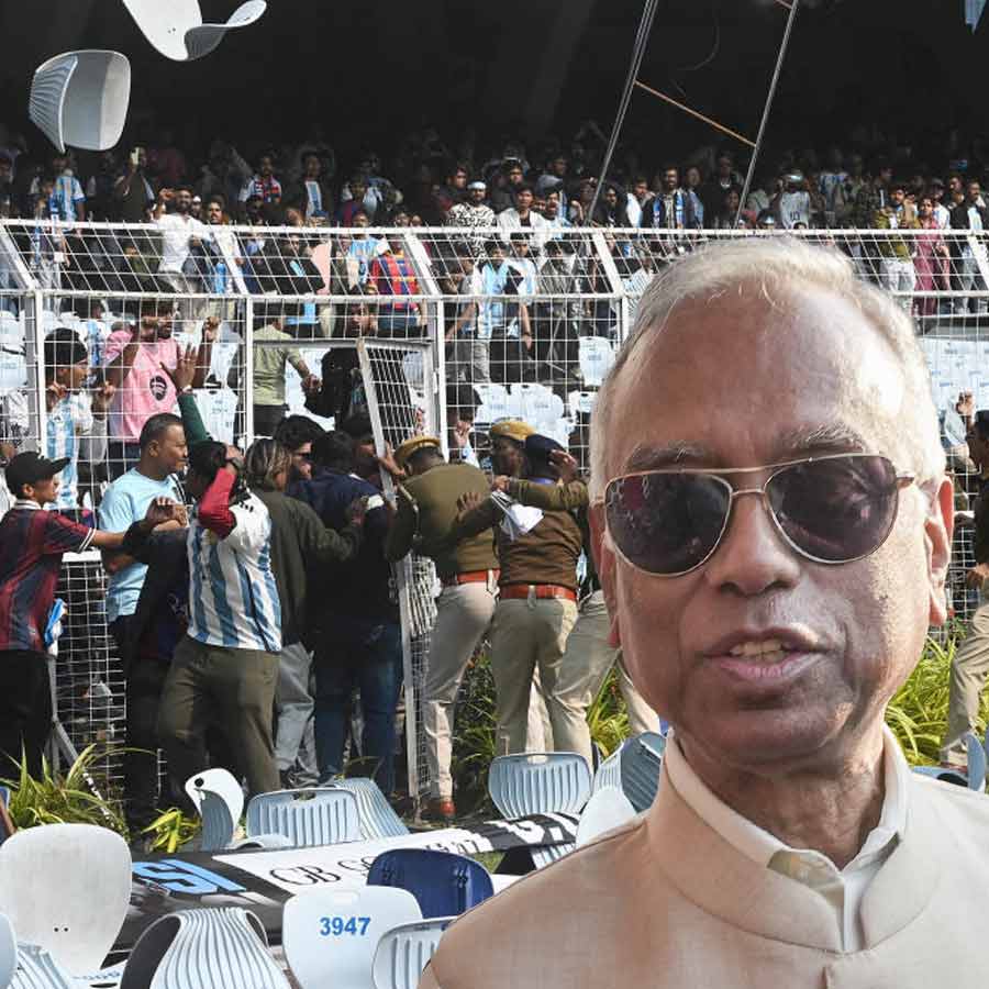 (বাঁ দিকে) শনিবার লিয়োনেল মেসির সফরের সময়ে যুবভারতী ক্রীড়াঙ্গনে জনতার ভাঙচুর এবং অবসরপ্রাপ্ত বিচারপতি অসীমকুমার রায় (ডান দিকে)।