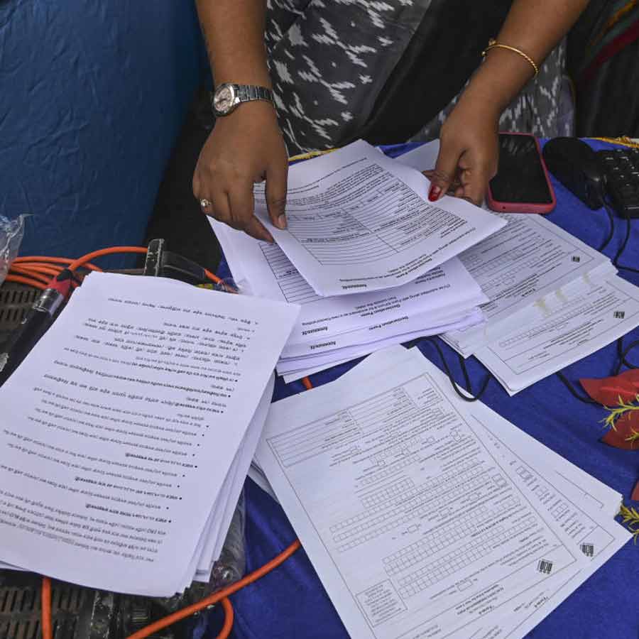 Election Commission clarifies Congress\'s allegation that living voters did not receive enumeration forms