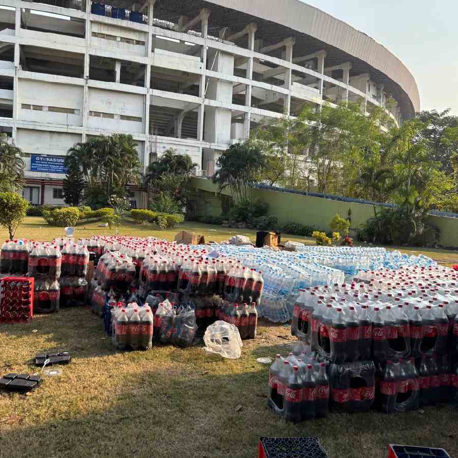 সল্টলেক চত্বরে সারে সারে রাখা জল ও ঠান্ডা পানীয়ের বোতল। রবিবার সকালে।