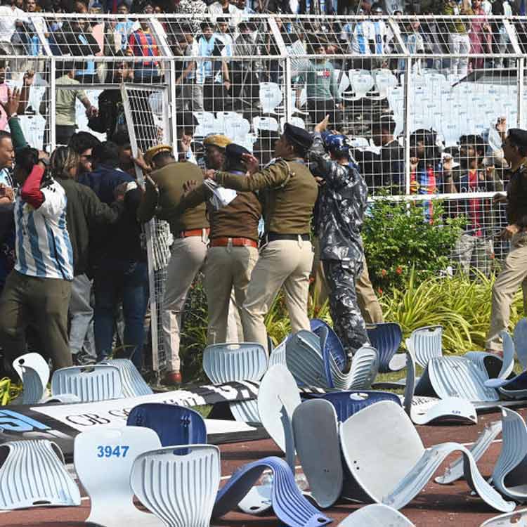 দর্শকদের রোষে তছনছ যুবভারতী।