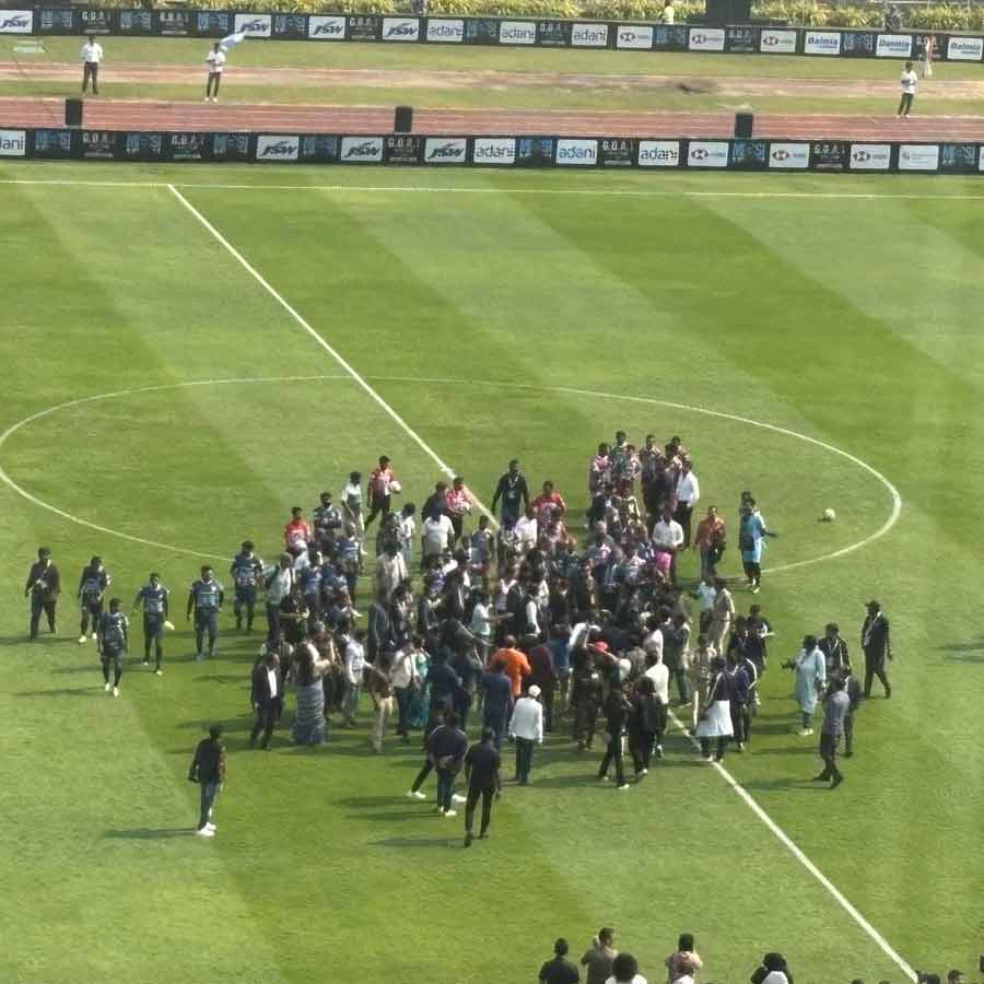 লিয়োনেল মেসিকে ঘিরে সেই বিতর্কিত ভিড়। 