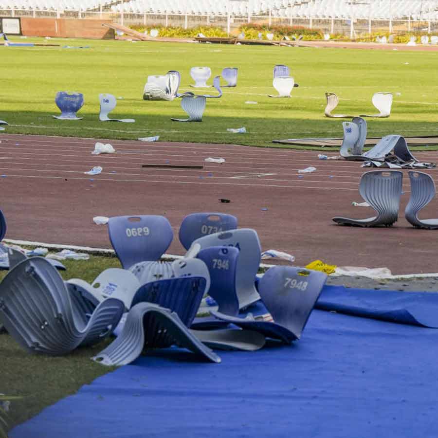 যুবভারতী স্টেডিয়ামে রবিবারেও পড়ে রয়েছে ভাঙা চেয়ার।