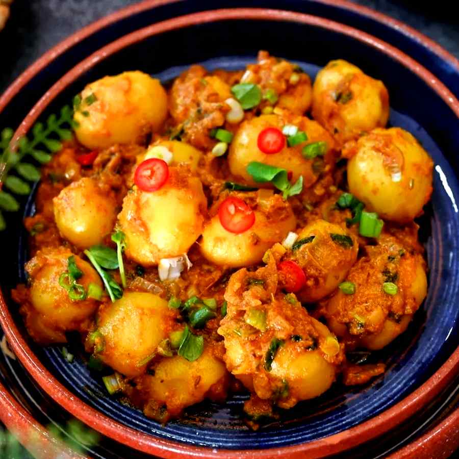 শীতের পিকনিকে থাক আচারি আলুর দম।