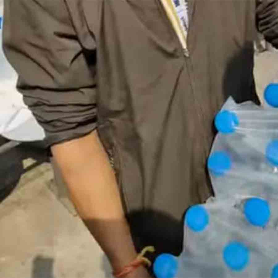 ২০ টাকার জলের বোতল ১৫০ থেকে ২০০ টাকায় বিক্রি হচ্ছিল।