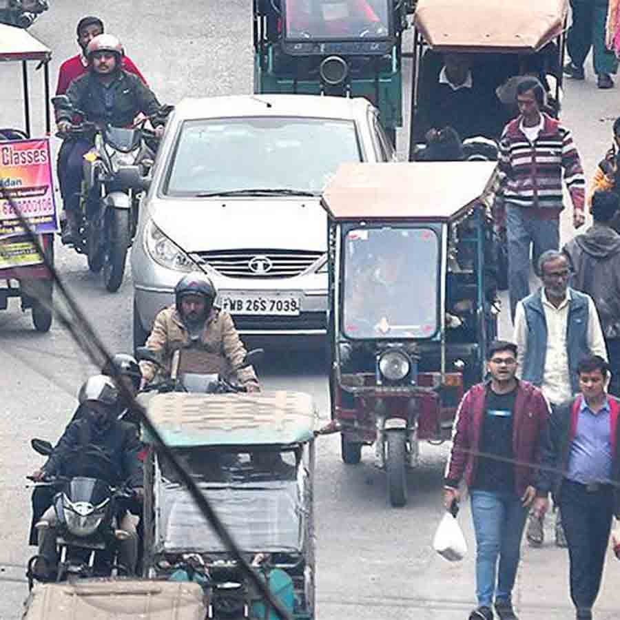 হাওড়ায় এ ভাবেই চলে টোটো। জি টি রোডে।