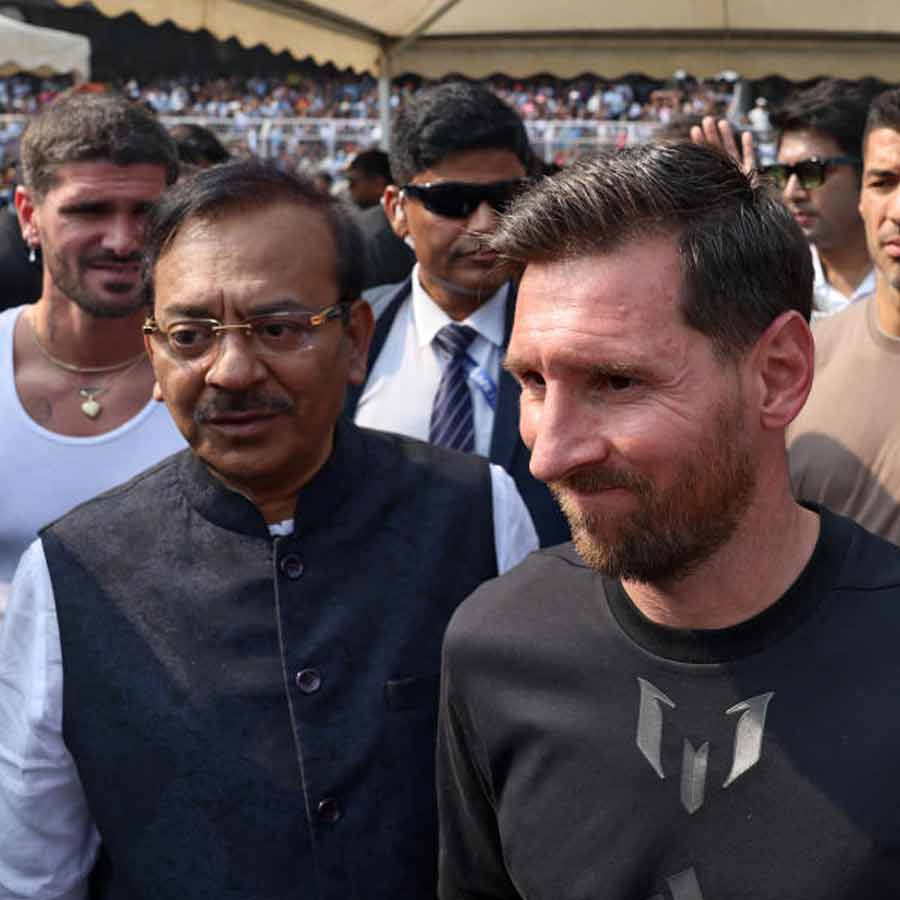 মেসির সঙ্গে ক্রীড়ামন্ত্রী অরূপ বিশ্বাস।