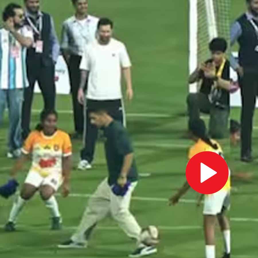 Lionel Messi laughs after seeing Luis Suarez’s reaction while playing with Mumbai girls