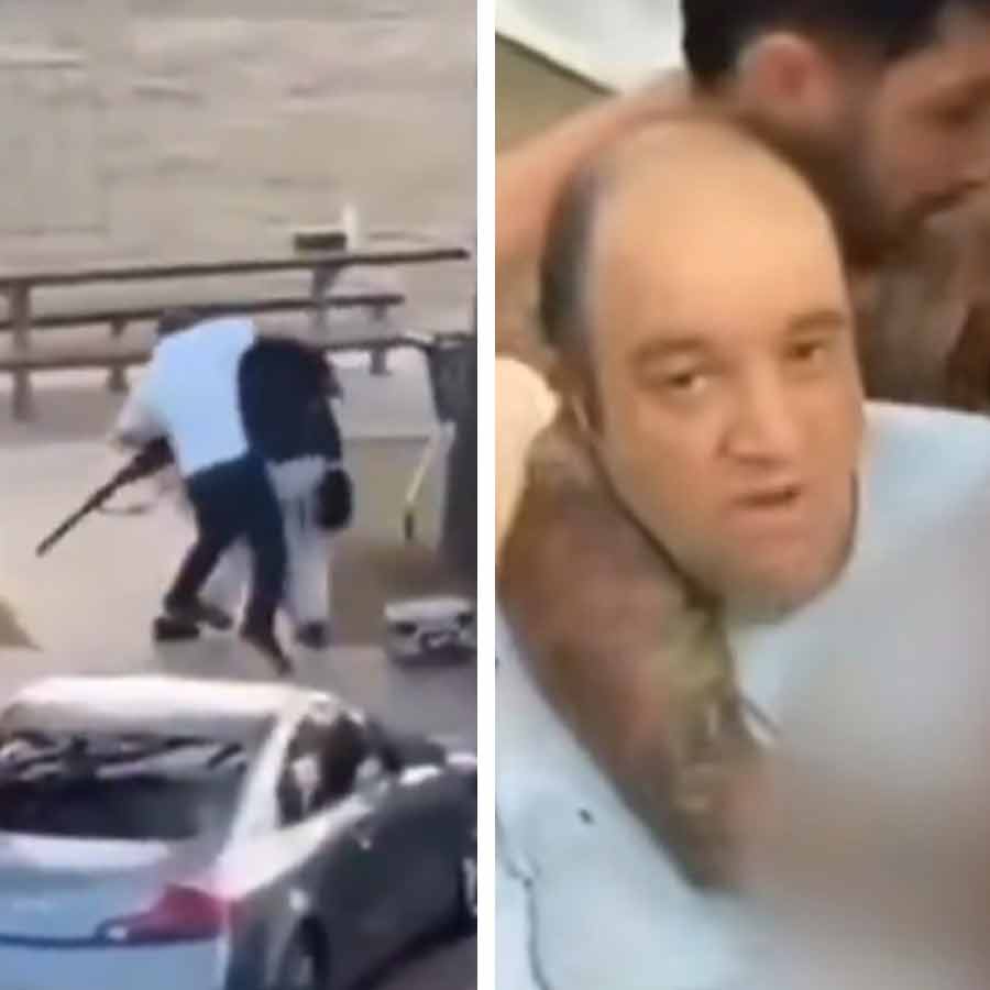 (বাঁ দিকে) বন্দুকবাজের হাত থেকে অস্ত্র কেড়ে নিচ্ছেন ফলবিক্রেতা আহমেদ। পরে সেই তিনিই গুলিতে জখম (ডান দিকে)।