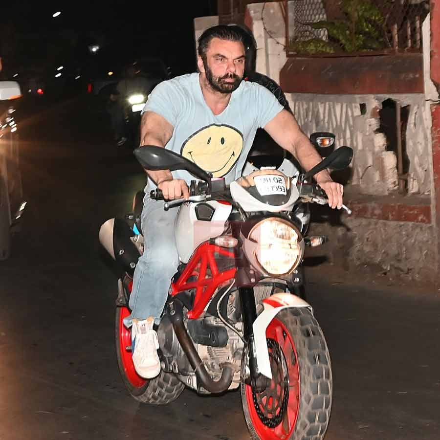 হেলমেট ছাড়া বাইক চালাচ্ছেন সোহেল খান।